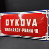 Dykova - Vinohrady Praha 10 (Stark gewölbtes  großes tschechisches Emaille- Straßenschild)