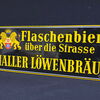Haller Löwenbräu Flaschenbier über die Strasse (Emailleschild. 50er Jahre)