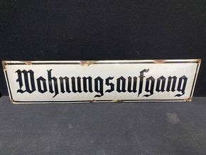 Wohnungsaufgang - Gewölbtes Hinweisschild aus der Zeit um 1930