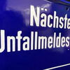 Nächste Unfallmeldestelle - Emaillierter Hinweispfeil (50er/60er Jahre)