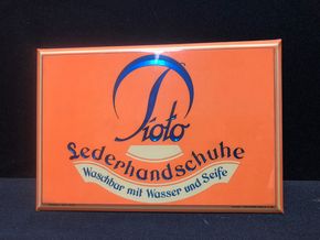 Pioto Lederhandschuhe (Um 1925) Blechschild mit Semi-Glas-Überzug (A6)