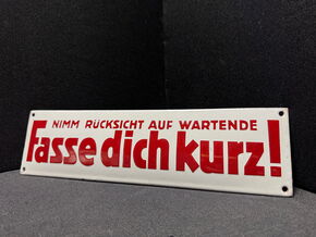 Fasse Dich kurz - Nimm Rücksicht auf Wartende - Emailschild 33 x 9 cm D - um 1930