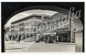 Postkarte mit alten Läden und einer Straßenzapfsäule