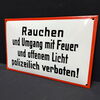 Rauchen und Umgang mit Feuer und offenem Licht polizeilich verboten! Gewölbtes Emailleschild um 1930/1950)