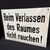 Beim Verlassen des Raums nicht rauchen! (Gewölbtes, emailliertes Hinweisschild um 1960)