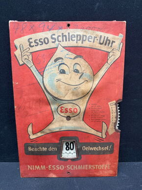 Esso Schlepper-Uhr (Pappschild mit Metallzahnrad)