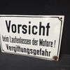 Vorsicht beim Laufenlassen der Motore! Vergiftungsgefahr (Gewölbtes Emailleschild um 1950)