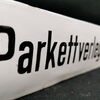Parkettverlegung - Leicht gewölbtes Hinweisschild (1930/1950)
