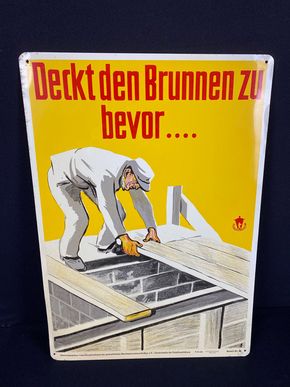 Deckt den Brunnen zu bevor....  Blechschild Warnschild Unfallverhütung 60 x 42 cm um 1960