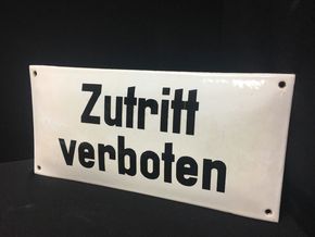 Zutritt verboten Emailschild (gewölbt) um 1925.