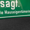 Befahren der Hofwege - Ausrufen von Waren- Hausieren in den Wohnanalagen untersagt - Emailschild um 1930