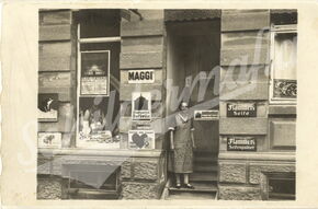 Postkarte mit alten Reklameschildern.