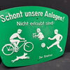 Hinweisschild: Schont unsere Anlagen!  (Gestanztes Eisenblech - Um 1960)