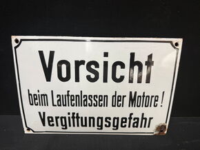 Vorsicht beim Laufenlassen der Motore! Vergiftungsgefahr (Gewölbtes Emailleschild um 1950)