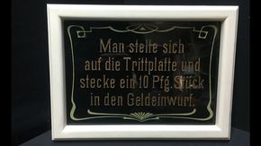 Automaten-Glas-Hinweisschild (um 1900) im neuzeitlichen Rahmen