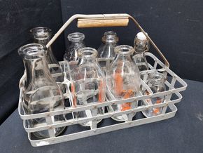 Original 50er/60er Jahre Flaschenkorb inklusive acht Milchflaschen (England)