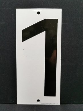 Zahlenschild mit der Nummer 1 / Schwere Trägerplatte (Um 1955)