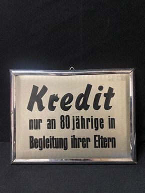 Kredit nur an 80-Jährige in Begleitung ihrer Eltern - Kneipenschild um 1960