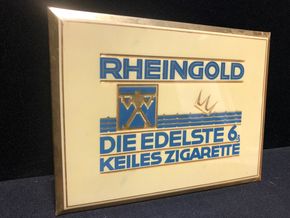 Rheingold - Die edelste 6 Pf. Keiles Zigarette. Vorkriegsschild mit Semi-Glas-Überzug und funkelnder Goldschrift (A17)