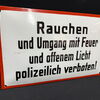 Rauchen und Umgang mit Feuer und offenem Licht polizeilich verboten! Gewölbtes Emailleschild um 1930/1950)
